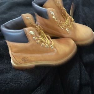 Women’s Timberland 8M work or snow boots.